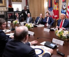 Argentina negocia su subordinación con Estados Unidos. Por Julio Gambina y Luciana Ghiotto